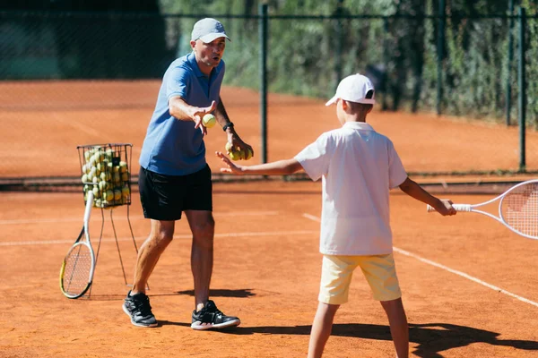 Instructor Tenis Con Joven Talento Clay Court Niño Teniendo Una — Foto de Stock