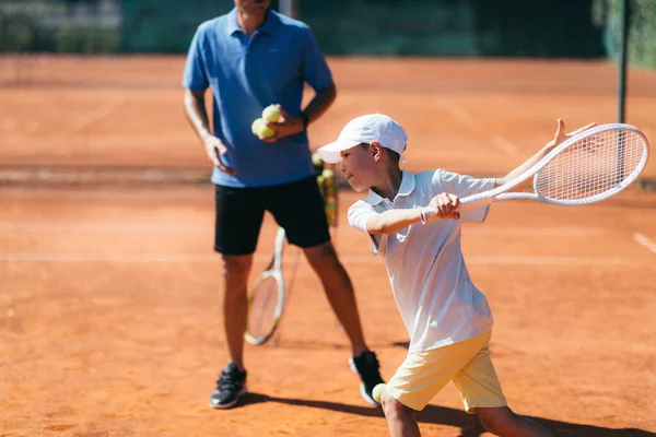 Instructor Tenis Con Joven Talento Clay Court Niño Teniendo Una —  Fotos de Stock