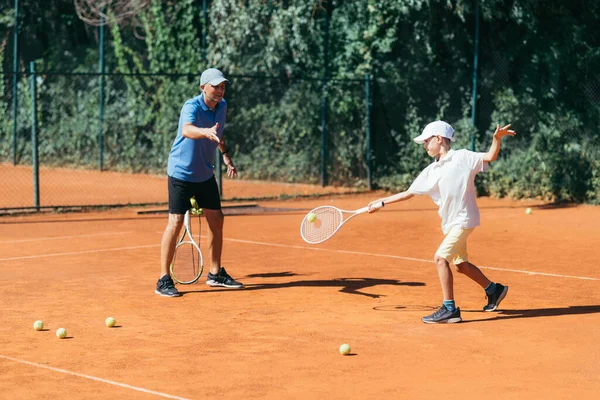Instructor Tenis Con Niño Teniendo Una Lección Tenis Pista Arcilla —  Fotos de Stock