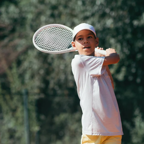 Niño Jugando Tenis Aire Libre — Foto de Stock