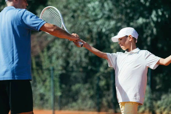 Uśmiechnięty Trener Tenisa Uczy Chłopca Jak Grać Tenisa Lekcja Tenisa — Zdjęcie stockowe