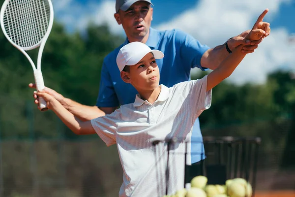 Entrenador Tenis Practicando Servicio Con Niño Clase Tenis Aire Libre — Foto de Stock