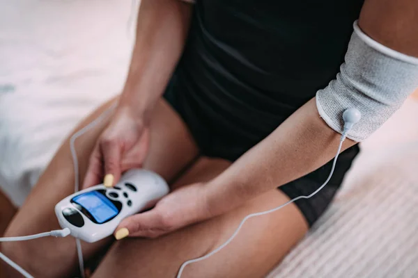 Elleboog Fysiotherapie Met Tens Elektrode Brace Pads Transcutane Elektrische Zenuwstimulatie — Stockfoto