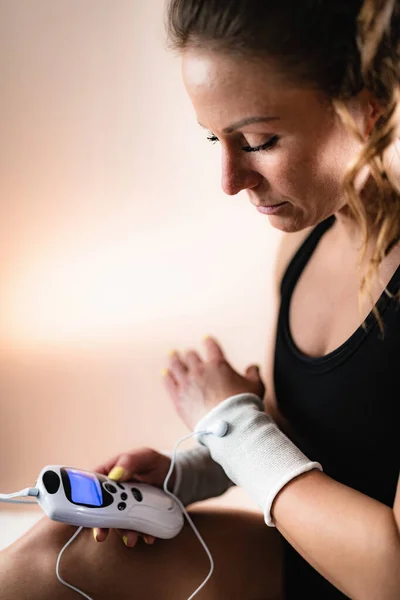 Physikalische Handgelenkstherapie Mit Tens Elektrodenpads Transkutane Elektrische Nervenstimulation — Stockfoto