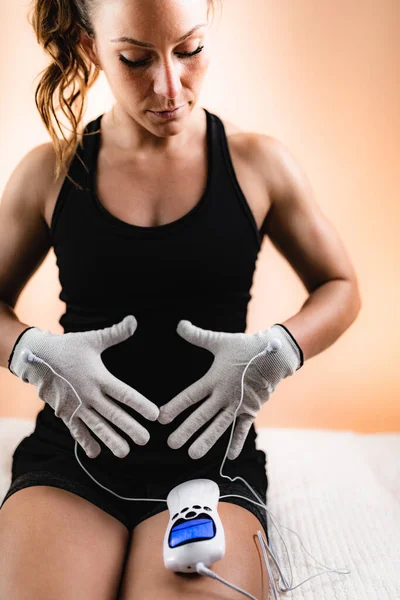 Hand Fysiotherapie Met Tens Elektrische Geleidende Handschoenen Transcutane Elektrische Zenuwstimulatie — Stockfoto