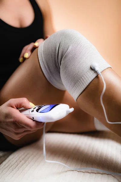 Knee Fisik Terapi Dengan Tens Electrode Brace Pads Transcutaneous Electrical — Stok Foto