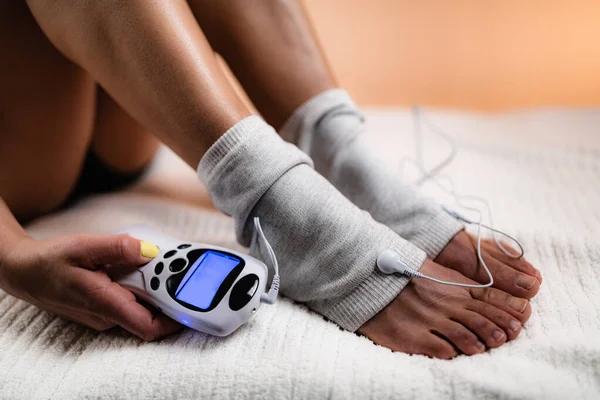 Enkelgewricht Fysiotherapie Met Tens Elektrode Brace Pads Transcutane Elektrische Zenuwstimulatie — Stockfoto