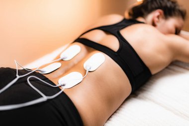 TENS Elektrod pedlerle Belden Aşağı Fizik Terapi, Transcutaneous Electrical Sinir Uyarımı. Hastanın Beline Elektrotlar