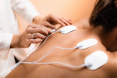 TENS Elektrotlu Üst Sırt Fizik Terapisi, Transcutaneous Electrical Sinir Uyarımı. 