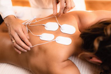 TENS Elektrotlu Üst Sırt Fizik Terapisi, Transcutaneous Electrical Sinir Uyarımı. 