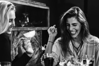 Vejetaryen lokantası. Neşeli Bayan Arkadaşlar Restoranda Taze Salata Yiyip Eğleniyor.