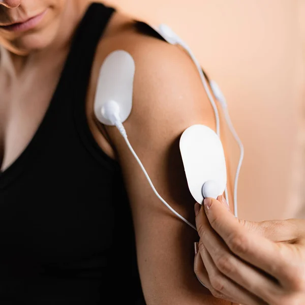 Bahu Terapi Fisik Dengan Tens Electrode Pads Transcutaneous Electrical Nerve — Stok Foto