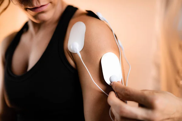 Fisioterapia Ombro Com Almofadas Eletrodo Tens Estimulação Nervoso Elétrica Transcutânea — Fotografia de Stock
