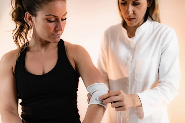 Fisioterapia Cotovelo Com Almofadas Cinta Eletrodo Tens Estimulação Elétrica Transcutânea — Fotografia de Stock