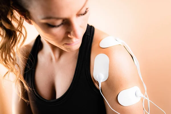 Schouder Fysiotherapie Met Tens Elektrode Pads Transcutane Elektrische Zenuwstimulatie — Stockfoto