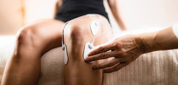 Physikalische Knietherapie Mit Tens Elektrodenkissen Transkutane Elektrische Nervenstimulation Therapeut Positioniert — Stockfoto