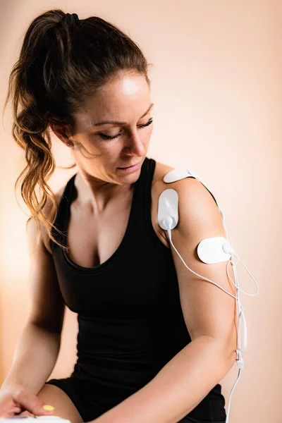 Schouder Fysiotherapie Met Tens Elektrode Pads Transcutane Elektrische Zenuwstimulatie — Stockfoto