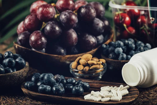 Suplemen Trans Pterostilbene Dikelilingi Dengan Makanan Antioksidan Blueberry Anggur Merah — Stok Foto