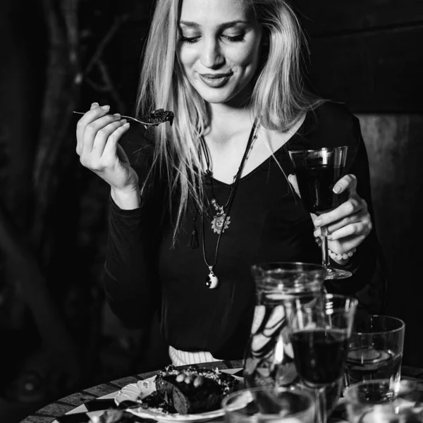 Söt Blond Kvinna Äter Kaka Vegetarisk Restaurang — Stockfoto