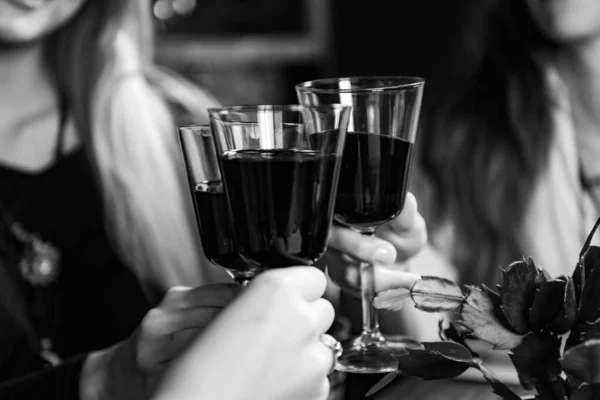 Tosty Czerwonego Wina Przyjaciółki Wznoszące Toast Czerwonym Winem Bawiące Się — Zdjęcie stockowe