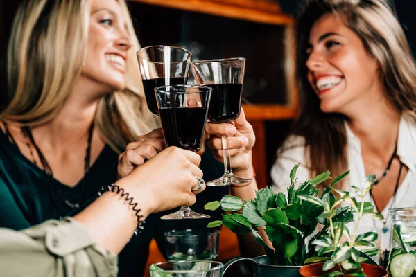 Rött Vin Skålar Kvinnliga Vänner Skålar Med Rött Vin Har — Stockfoto