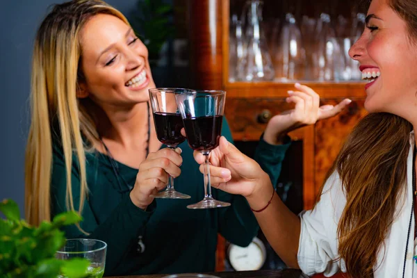 Rode Wijn Roosteren Vrouwelijke Vrienden Toosten Met Rode Wijn Plezier — Stockfoto