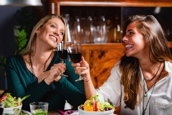 Gezond Eten Vrouwelijke Vrienden Vegetarisch Restaurant Eten Wijn Drinken Plezier — Stockfoto