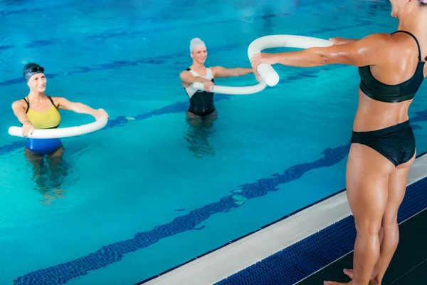 Frauengruppe Mit Instruktorin Wassergymnastikkurs — Stockfoto