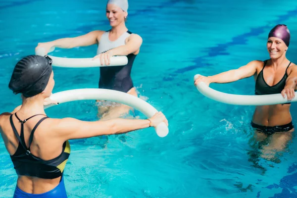 Aqua Aerobic Training Sprzętem Ćwiczeń Wodnych Trening Kobiet Makaronem Pływackim — Zdjęcie stockowe