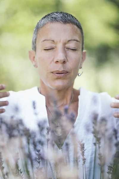 Naturlig Medelålders Modern Kvinna Med Kort Grått Hår Klädd Vit — Stockfoto