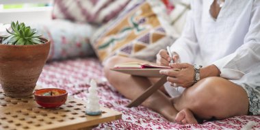 Yaşam koçu evde kişisel gelişim planı yazıyor.. 