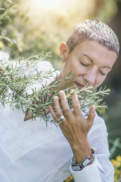 Природная Красота Средних Лет Женщина Нежно Трогает Розмариновые Растения Наслаждаясь — стоковое фото