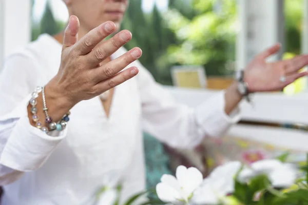 Tar Emot Energi Hand Gesture Kvinna Sitter Lotusposition Med Handflatorna — Stockfoto