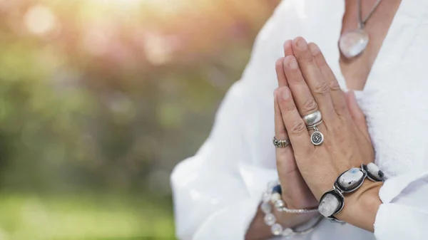 将女性的手在室外祷告时的图像关闭 促进福祉的自我照顾做法 — 图库照片