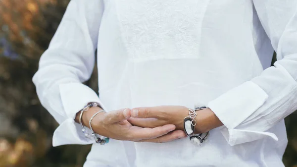 Frau Pflegt Meditation Positive Schwingungen — Stockfoto