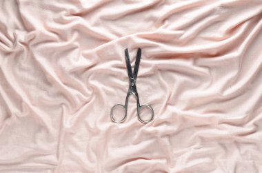 Vintage makas soluk pembe kumaş arka plan üzerinde. Üstten Görünüm.