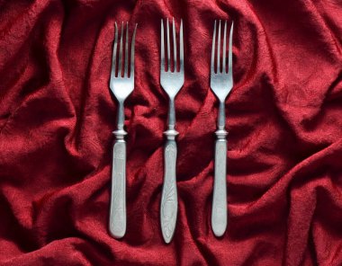 Vintage çatal kırmızı ipek masa örtüsü üzerinde. Üstten Görünüm.