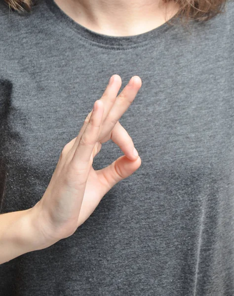 El símbolo "bien" de los dedos de la mano de una mujer. El símbolo del equilibrio . — Foto de Stock