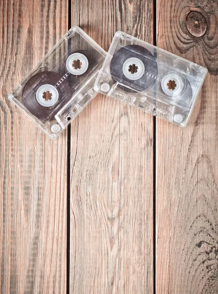 Twee audiocassettes op een houten tafel. Retro mediatechnologie uit de jaren 80. Liefde voor muziek. Kopieer ruimte. Bovenaanzicht. — Stockfoto