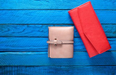 Mavi ahşap arka plan üzerinde iki kadın çantası. Uzay kopyalayın. Trend aksesuarlar. Üstten Görünüm.