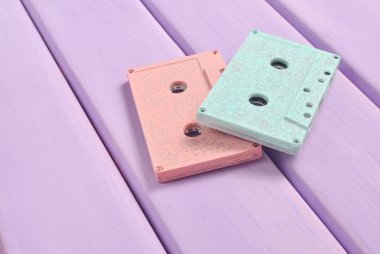 Ses kasetleri pastel ahşap arka plan üzerinde renkli. Retro ses teknolojisi. Minimalizm eğilimini.