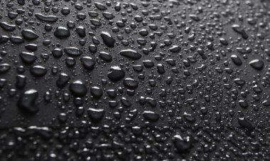 Siyah yüzey su damlaları.