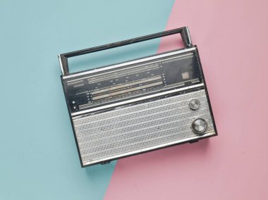 Pastel pembe mavi arka plan üzerinde Retro radyo alıcısı. Medya teknoloji 60s. Üstten Görünüm.