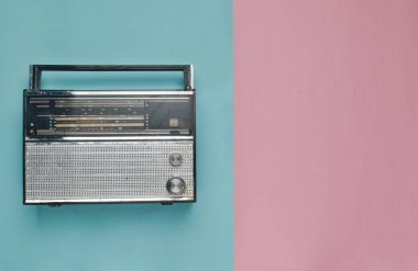 Pastel pembe mavi arka plan üzerinde Retro radyo alıcısı. Medya teknoloji 60s. Üstten Görünüm.