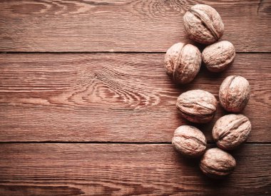 Birçok ceviz ahşap bir masa üzerinde bir kabuk. Uzay kopyalayın. Üstten Görünüm.