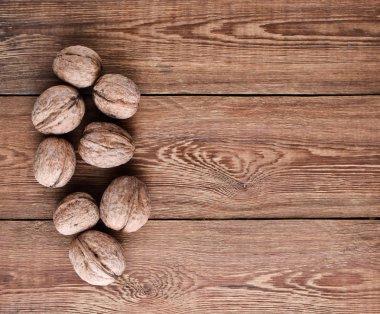 Birçok ceviz ahşap bir masa üzerinde bir kabuk. Uzay kopyalayın. Üstten Görünüm.