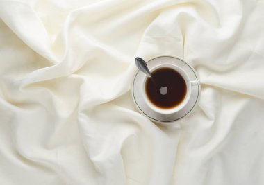 Bir fincan çay çarşaf üzerinde. Üstten görünüm. Minimalizm eğilim.