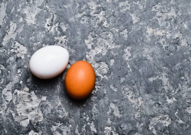 İki yumurta bir beton yüzey üzerinde. Doğal gıda. Üstten görünüm.