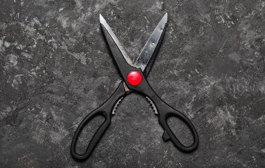 Mutfak makası gri beton zemin üzerine