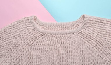 Ten rengi bir mavi pastel pembe kadın kazak. Üstten Görünüm.